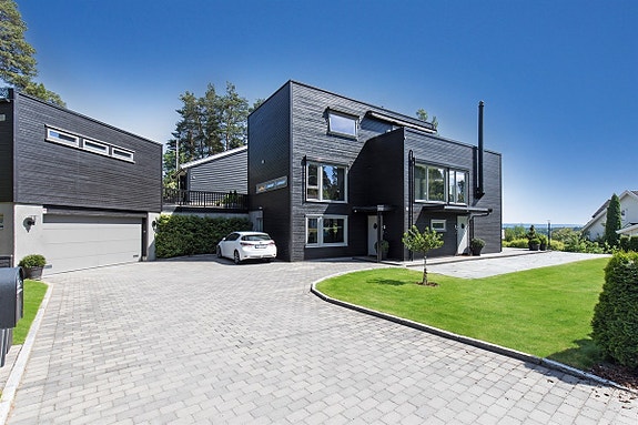 Fasade og gårdsplass