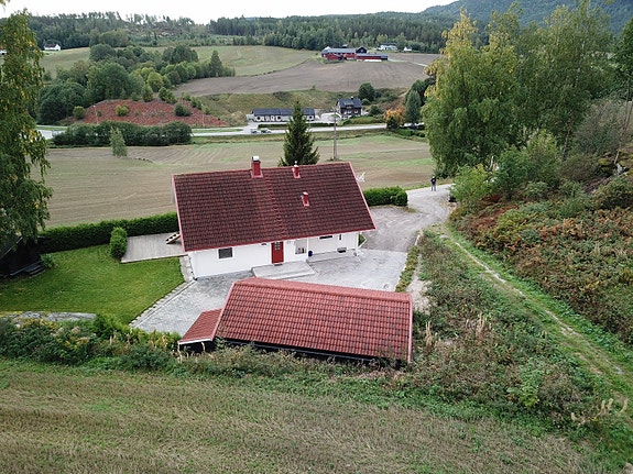 Hus sett fra åker