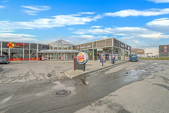 Front av inngang til eiendommen og atrium i midten