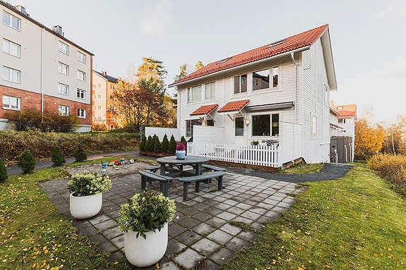 Avstikkeren 2 A presenteres av daglig leder Tommy Stensrud v/Boa Eiendomsmegling Nordstrand.