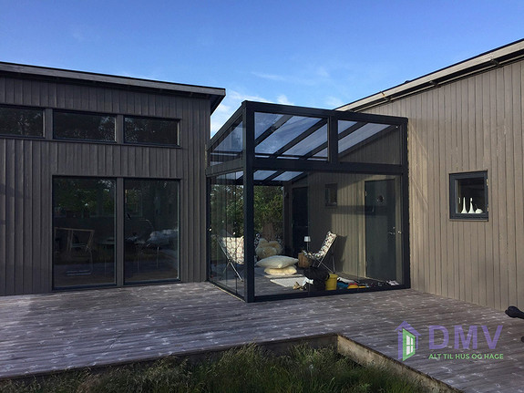 Rammeløse skyvepartier med enkelt 10mm sikkerhetsglass.