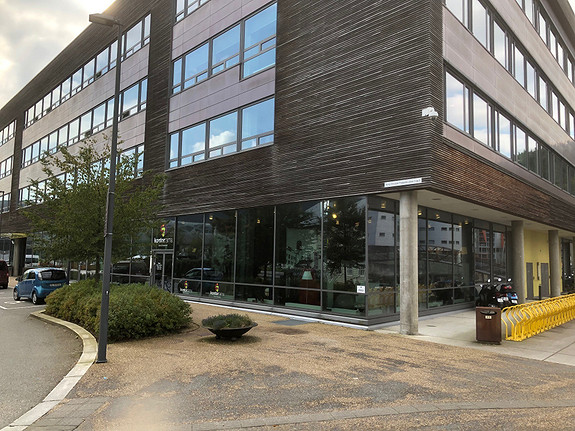 Store vinduer med god synlighet ut til gateplan Store vinduer med god synlighet ut til gateplan