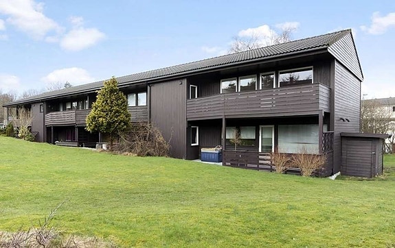 Øverste etasje til høyre. God og romslig, solvendt terrasse