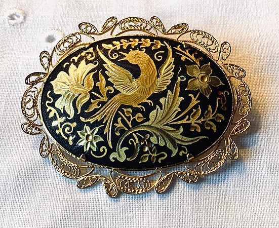 Stor vintage Toledo brosje. Damascening innlagt med gull tråd