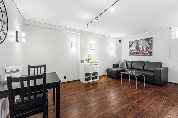 Stue med spiseplass. Umøblert.