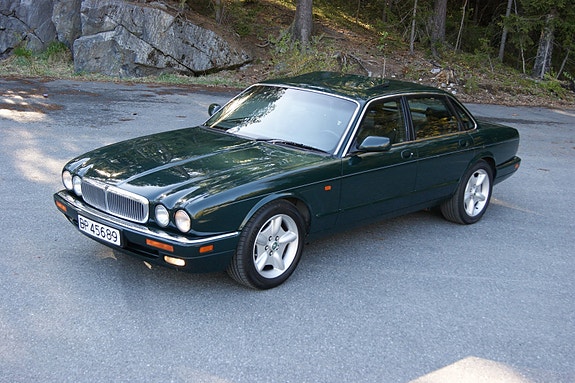 Jaguar XJ 2 of 30