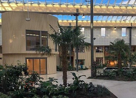 "Varme og Vekst i Samspel"
Nye Luranetunet vart opna i november 2017 og rommar 2 korttidsavdelingar, 8 langtidsavdelingar, dagsenter, ressurssenter, base for heimetenester og serviceavdelingar. Vi har og ein ny og flott innebygt tropehage på 1300 m2 kor t