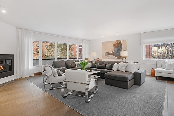 Meget lekker, oppusset 4-roms eiet hjørneleil. Heis, solrik balkong på 13 kvm, garasjeplass, peis! Mulighet for 3 soverom