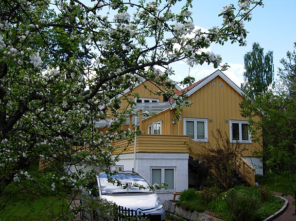 Leiligheten ligger i stor, rolig eplehage