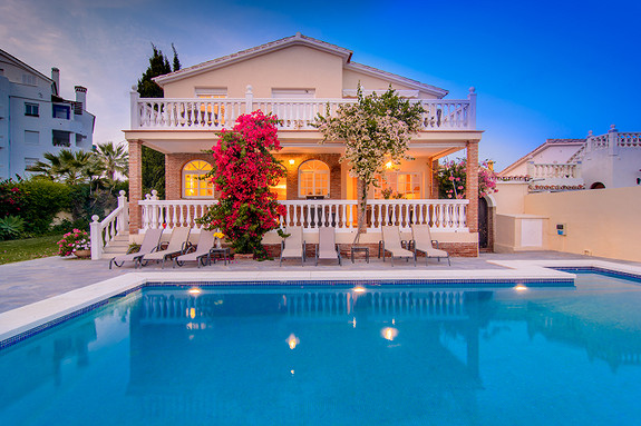 Hus til Leie I Las Chapas Marbella. Nær. strand oppvarmet basseng og Lounge