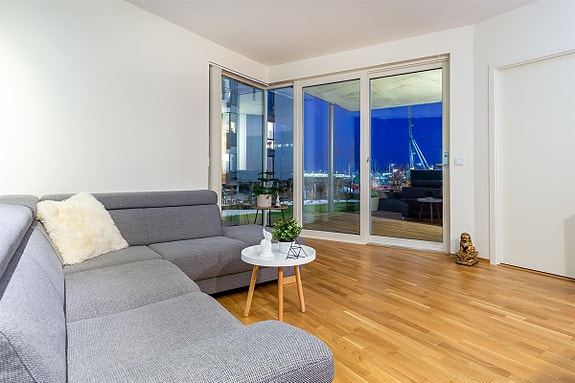 Velkommen til Grillstadfjæra 70 - En moderne og innholdsrik 2-roms selveierleilighet i 1. etasje med lite innsyn. Leiligheten ligger godt til i feltet nest ytterst mot kanalen