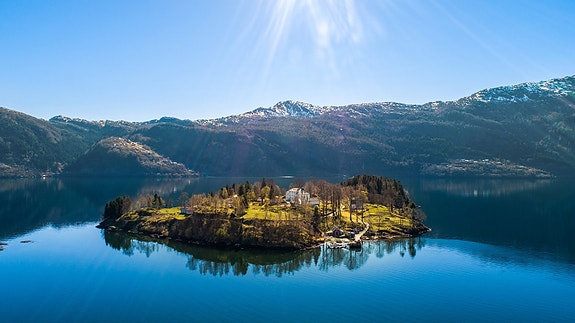 Velkommen til Ulvsnesøy | Et øysamfunn selges | Øy på ca. 95 mål i naturskjønne omgivelser.