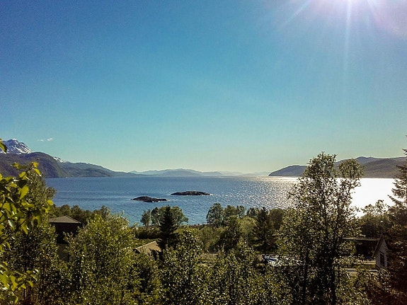Utsikt fra boligtomt mot Solberg fjorden.