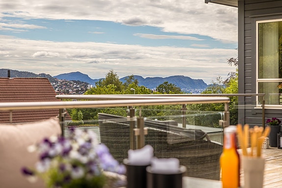 Velkommen til en helt unik tomannsbolig over et plan med stor solrik terrasse.