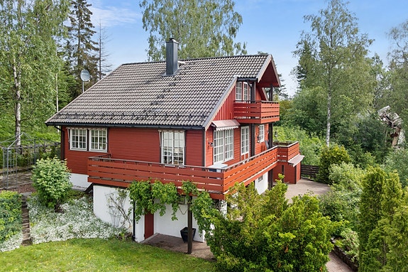 Tumyrveien 3 A ligger høyt og usjenert med nydelig, vid utsikt over landskapet.