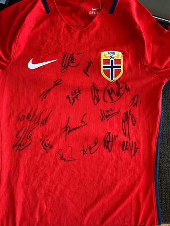 Signert Norge fotballdrakt selges