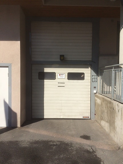 Innkjøring med automatisk port fra Gunhilds gate