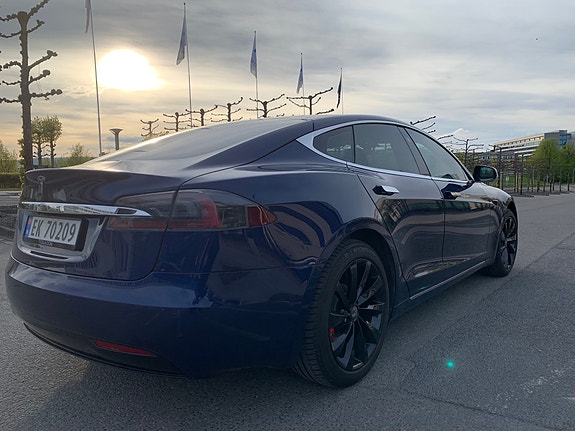 Tesla Model S 5 of 8