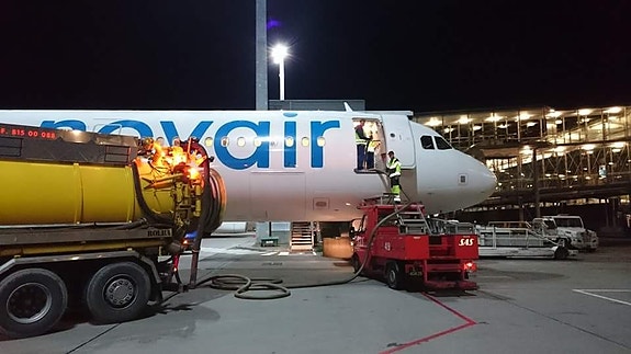 Tømming og spyling av fly toalett 