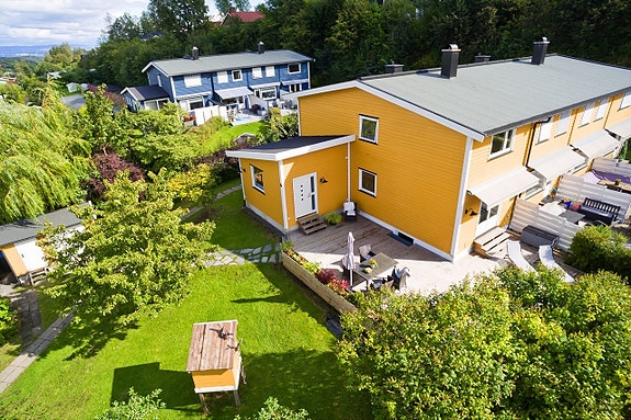 Velkommen til et moderne og innholdsrikt enderekkehus med stor (620 kvm) tomt, gode solforhold og flott utsikt!
