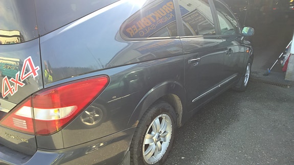 SsangYong Rodius 5 of 15