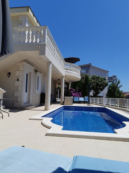 Flott feriehus, sentralt i Trogir med  basseng og havutsikt. Villa Lizzi.