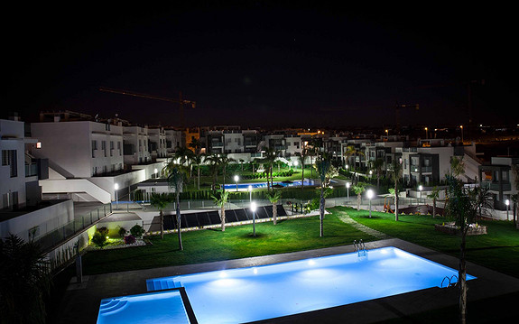 Delikat treroms leilighet ved Punta Prima, med privat tak terrasse. (Ny 2016)