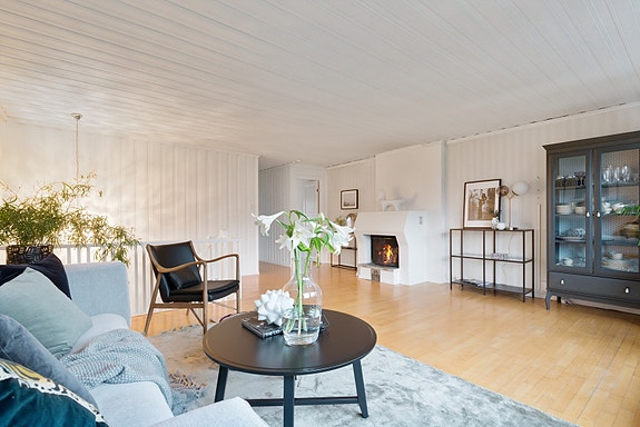 Romslig stue med peis i 2. etasje.