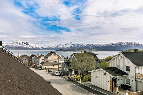 Flott utsikt fra stuevindu mot sjøen og Hålogalandsbrua