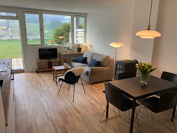 Åpen stue- og kjøkkenløsning med spiseplass