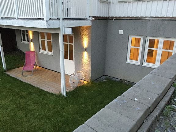 Leiligheten sett forfra. Nye bilder utenfor under her.