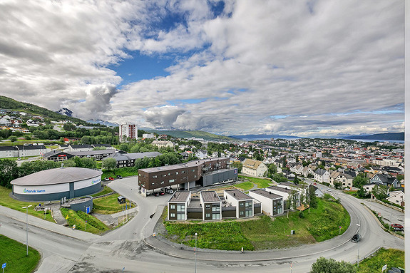 Utsikt fra balkong mot byen og Ofotfjorden