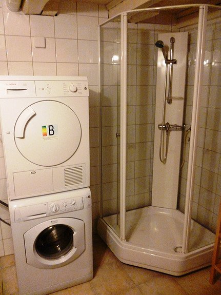 Vaskemaskin, tørketrommel og dusjhjørne