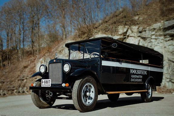 Arven,  Den første bussen til HMK. 1927 modell som i dag står på kjøretøymuseet på Lillehammer.