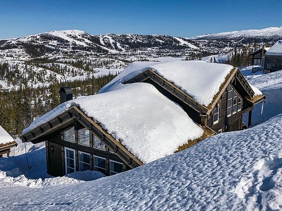 Best utsikt til Gaustatoppen og ned til skianlegget med ski inn/ut