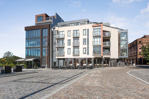 Inngangspartiet er midt på bygningen