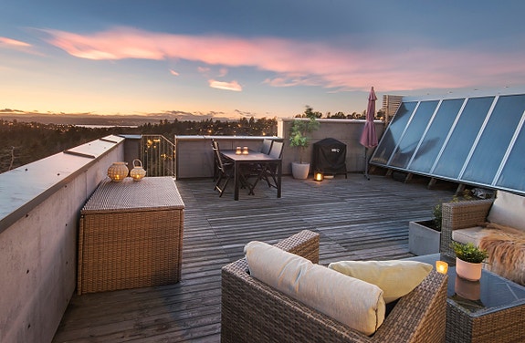 Nyere (2014) enderekkehus m/48 m² takterrasse, vidstrakt utsikt og optimale solforhold .