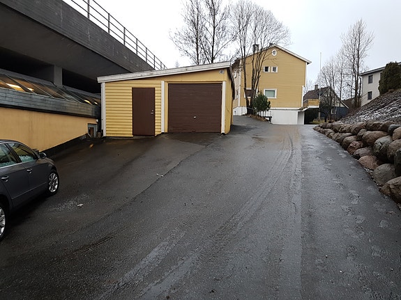 Garasje med egen port og separat dør, 4000 kr/mnd