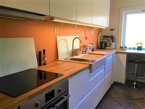 Flott kjøkken med hyggelig utsyn mot park og grøntarealer og alt du trenger av utstyr for å utforske den kulinariske verden.