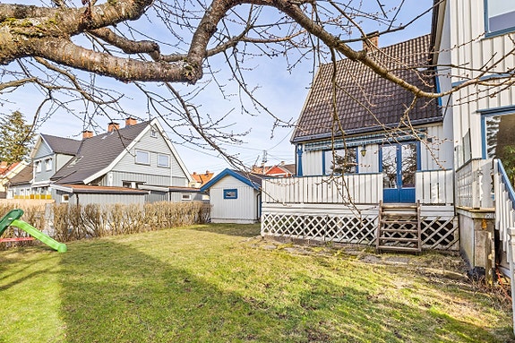 Velkommen til Damfaret 21 A, solrikt enderekkehus med ypperlig beliggenhet.