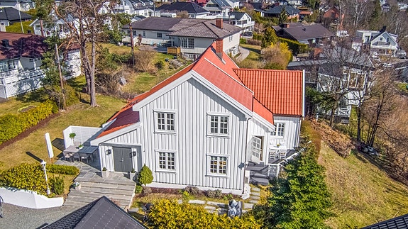 Velkommen til Jar og denne flotte eneboligen i Ringstabekkveien 44A!
