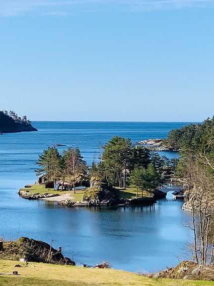 Bilde av hele holmen med broen over på høyre side - og Kvåsefjorden øverst