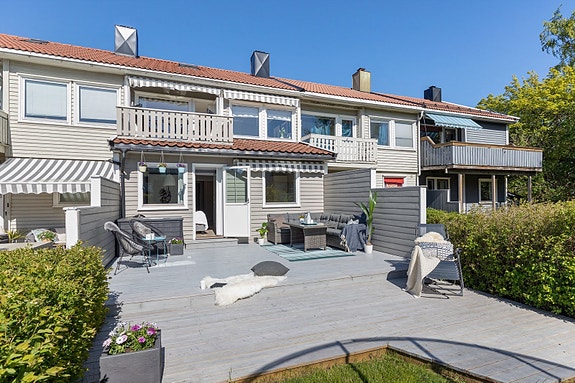 DNB Eiendom v/Monica Pouline Grevsen har gleden av å presentere Sleipners vei 14E. Flott vestvendt uteområde og hagedel med gode solforhold. Sol til ca kl. 21.30 sommerstid iflg. eier.