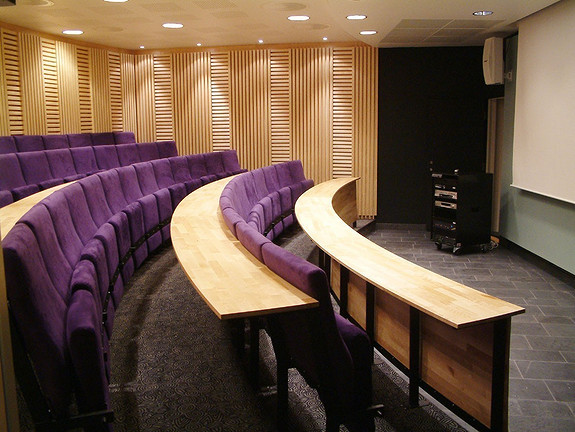 Auditorium i bygget. Vi har også flere møterom til utleie. Auditorium i bygget. Vi har også flere møterom til utleie.