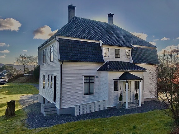 Kaland & Partners v/Trude Gunnlaugsson-Gravdal og Stian Sletten har gleden av å presentere Fløsteinspollen 1 og 3!
