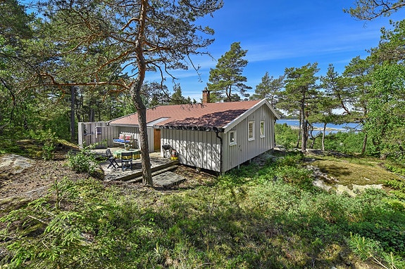 Sjønær hytte med båtplass og kveldssol
