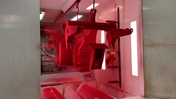 Duun snøfreser TFP240 under lakkering i vårt fullsirkulære pulverlakksystem