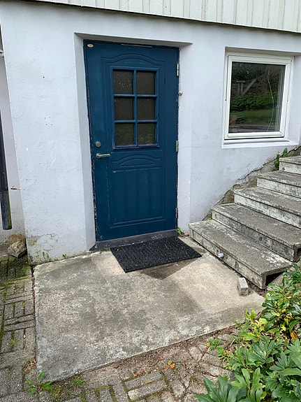 Inngang fra bakkeplan