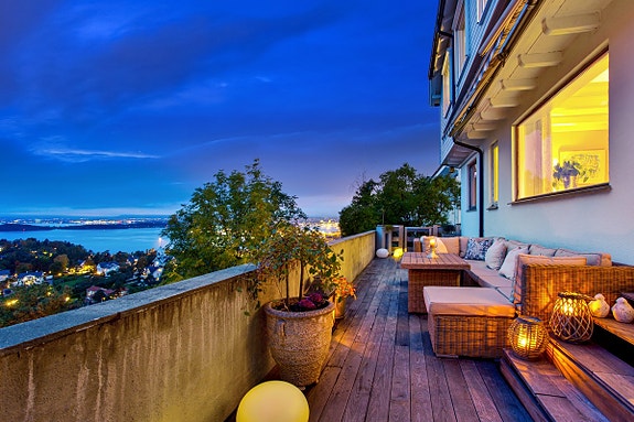 Kveldstemning på terrassen.