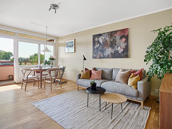 Velkommen til Lilleakerveien 31B presentert av Peter Björklund og Marthe Skabo ved Nordvik Bygdøy Allé.